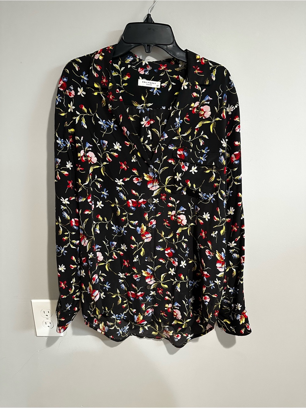 Equipment Femme Black Floral 100% Silk V-Neck Blouse